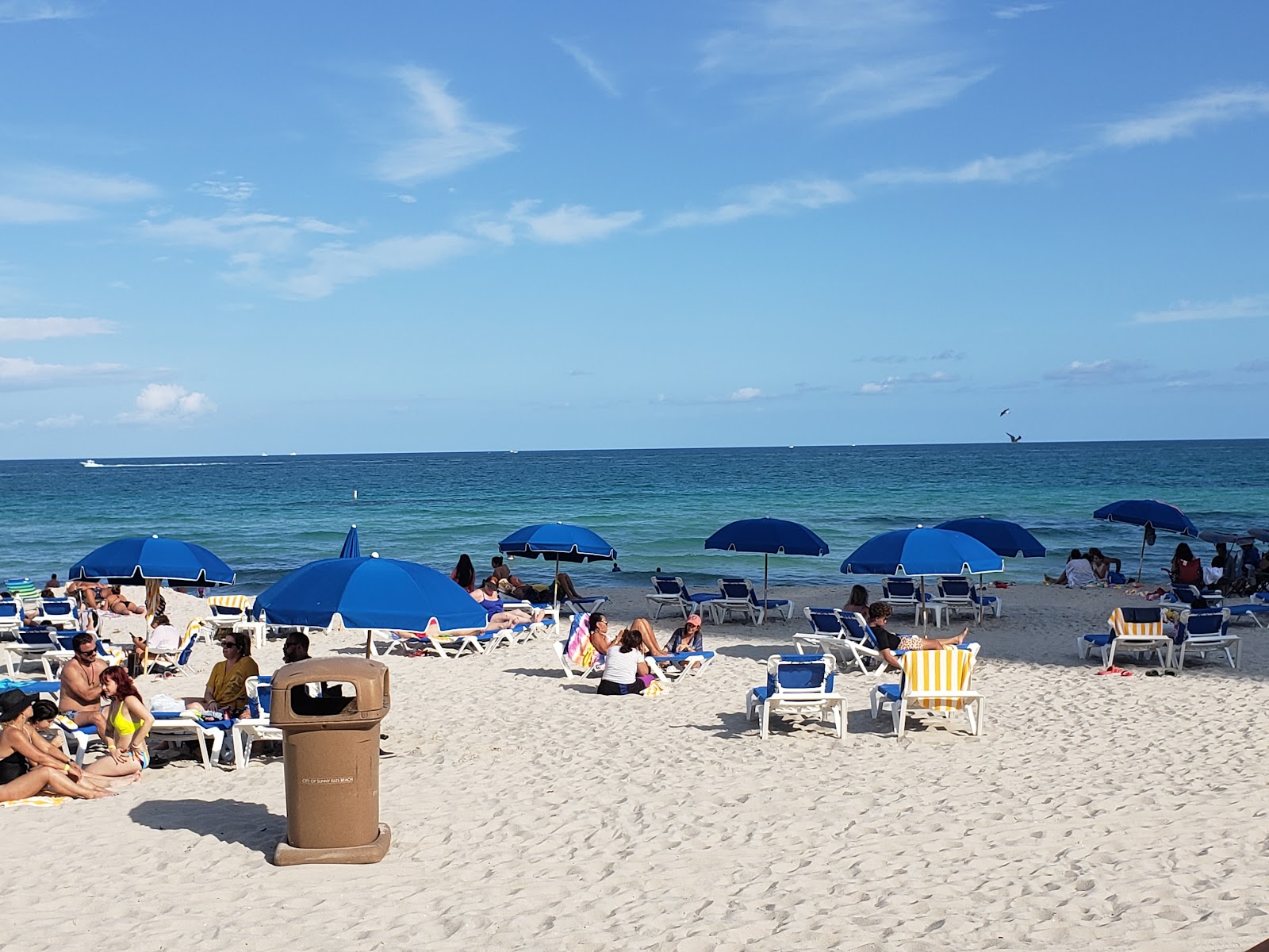 Photo de Plage de Sunny Isles avec rivage droit, long