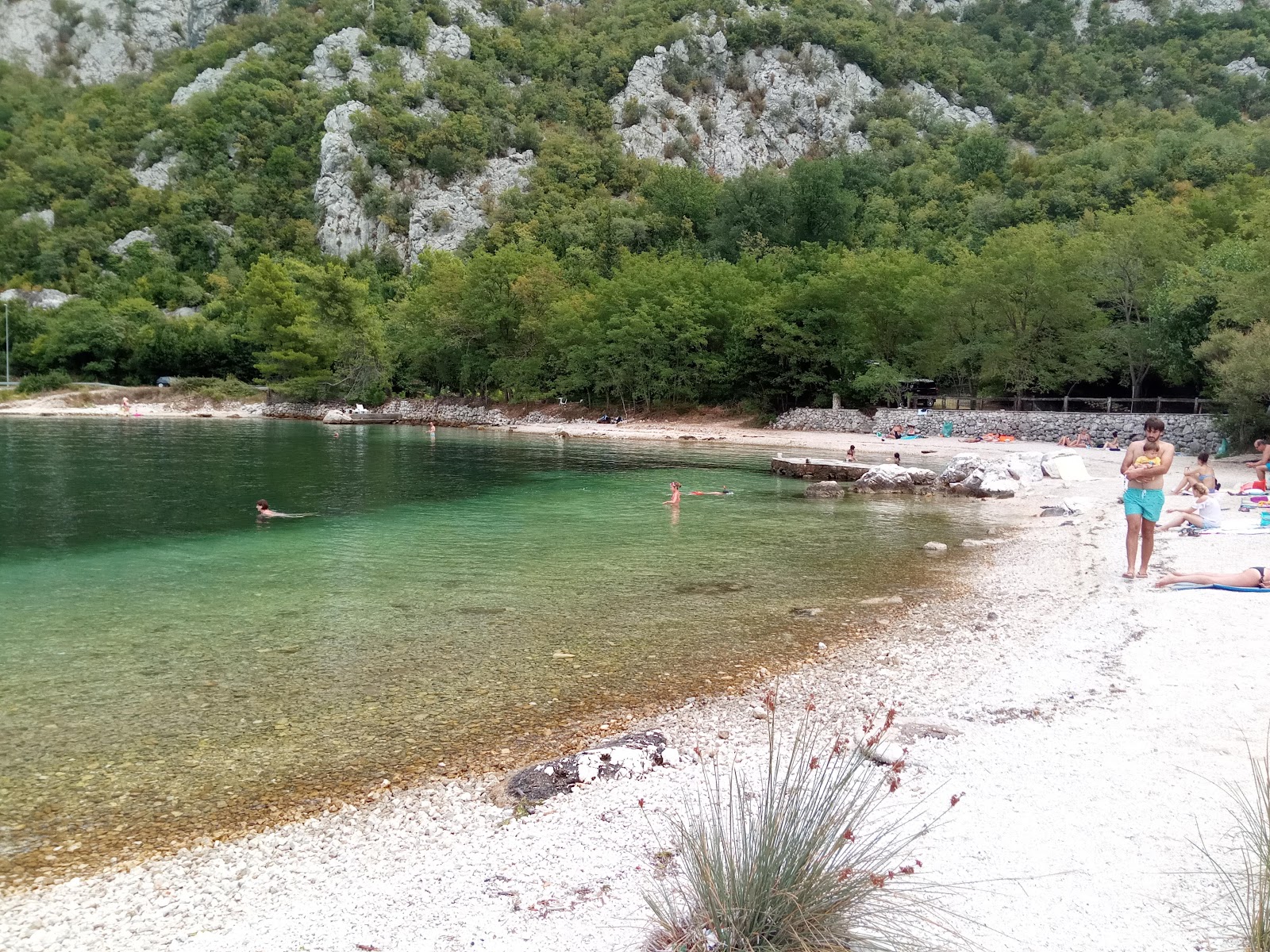 Galebova stijena'in fotoğrafı düz bir kıyı şeridi ile birlikte
