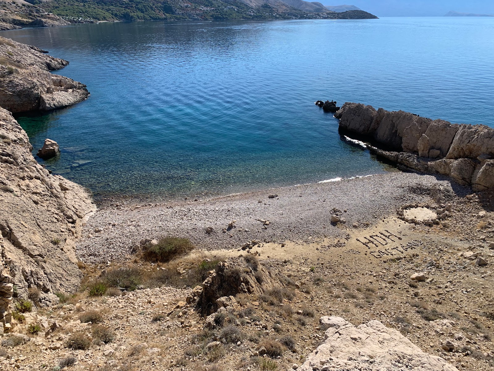 Plaza - Mali Pecen'in fotoğrafı dağlarla çevrili