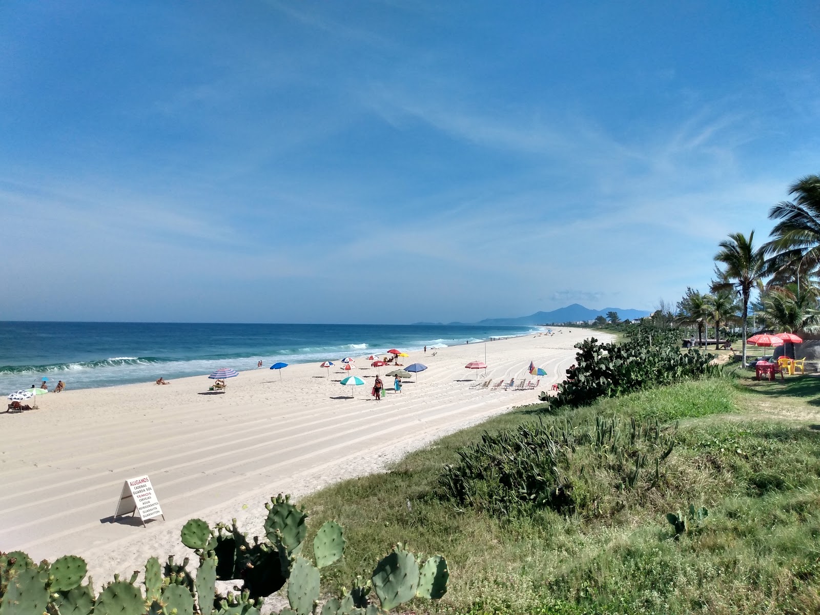 Praia da Vila的照片 带有长直海岸