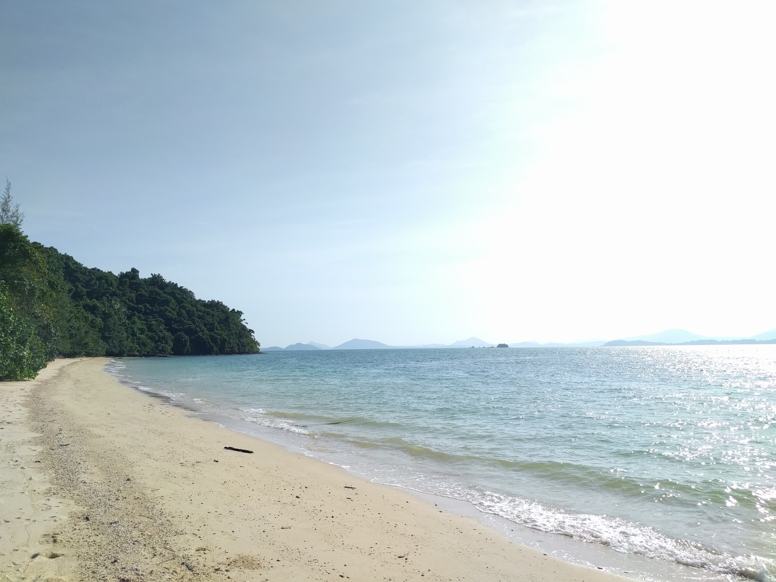 Naka Noi Island Beach的照片 带有宽敞的海岸