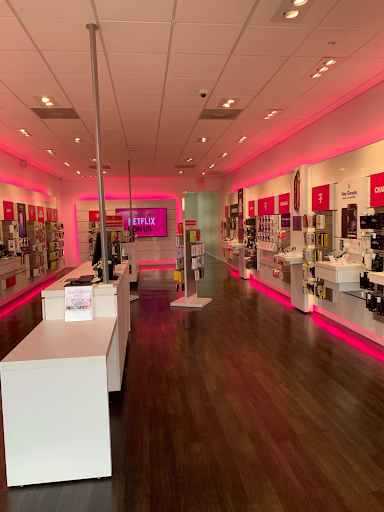 Cell Phone Store «T-Mobile», reviews and photos, 5300 E Bay Dr #200, Clearwater, FL 33764, USA