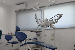Dental Smile Clinic - Δοντά Μ. & Σαράντης Γ. image