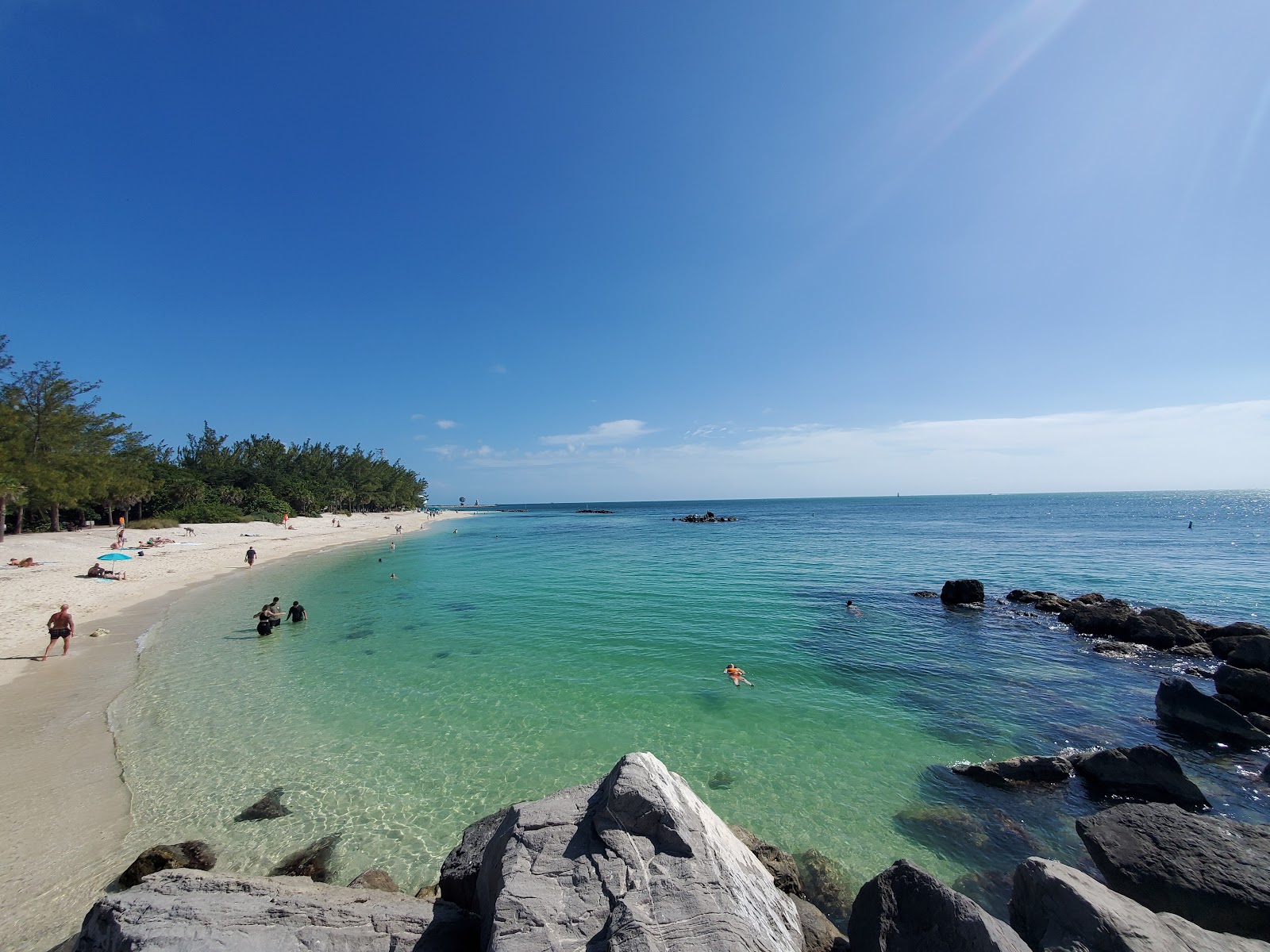 Foto de Zachary Taylor beach com areia cinza e seixos superfície