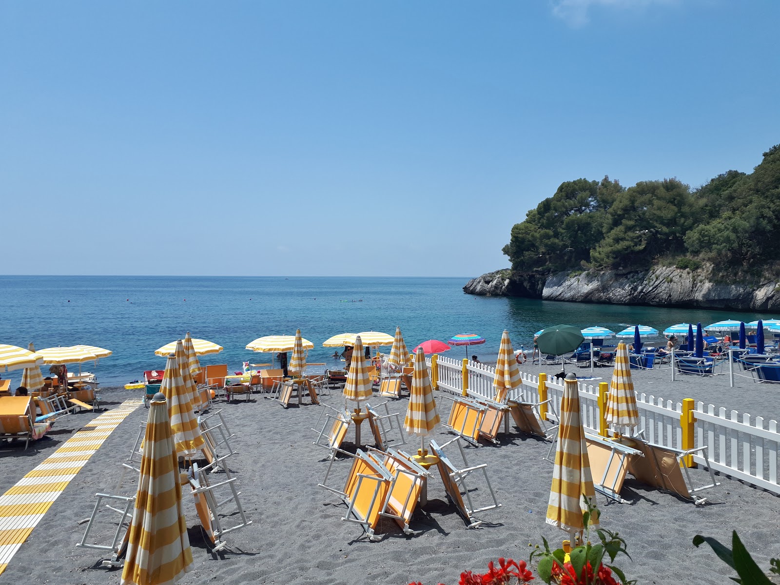 Foto von Spiaggia di Macarro mit teilweise sauber Sauberkeitsgrad