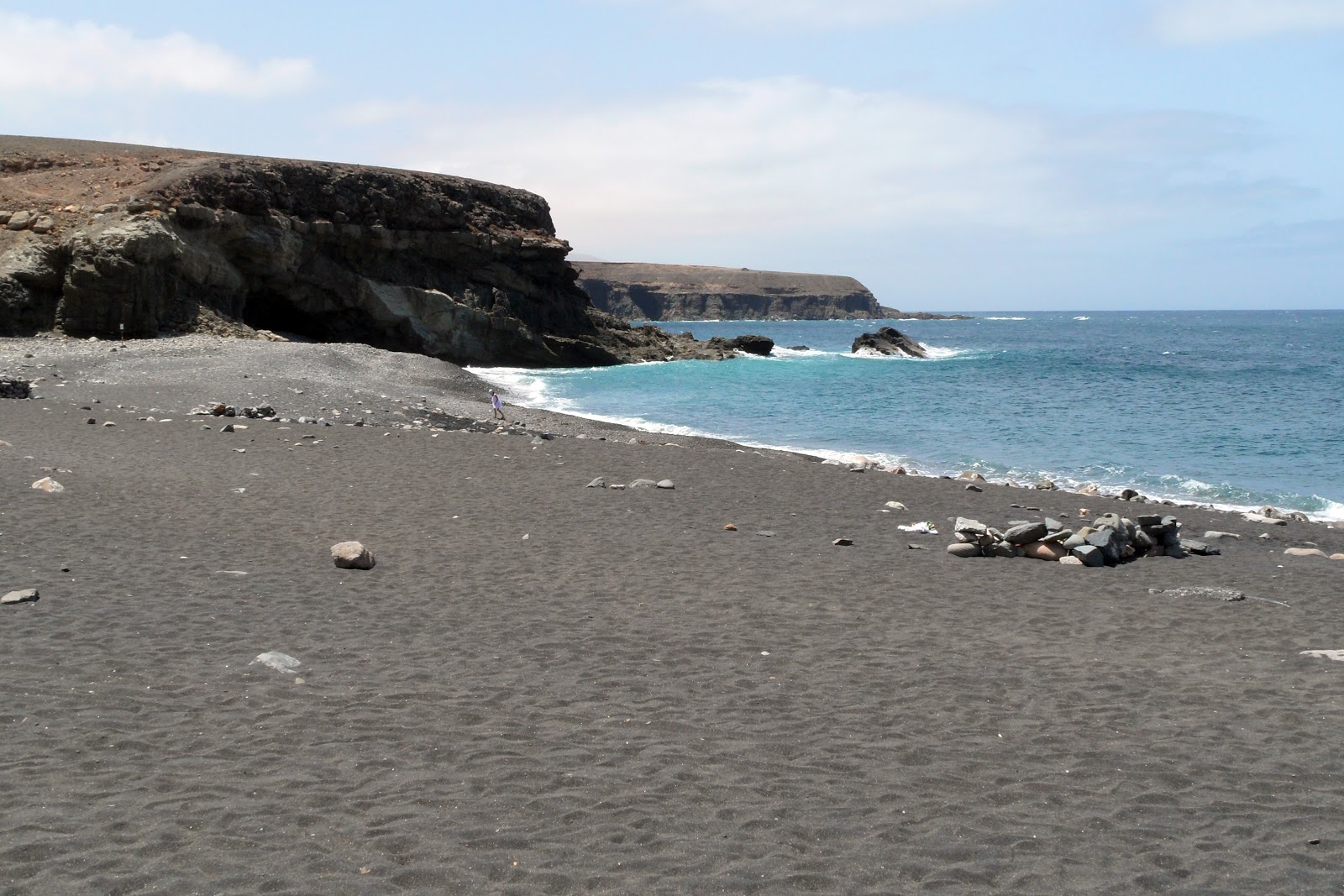 Photo de Playa Negras II avec sable blanc avec roches de surface