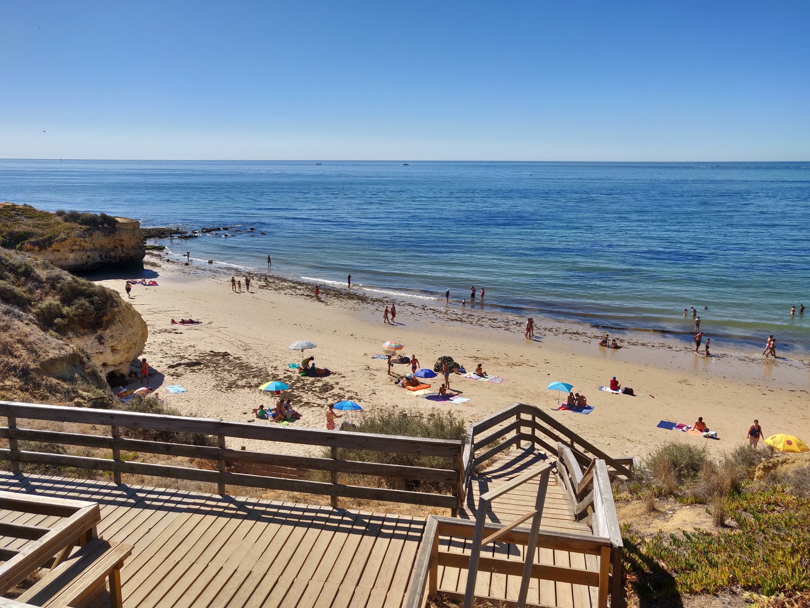 Foto van Praia Santa Eulalia met ruime baai