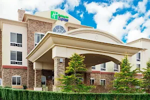 Holiday Inn Express & Suites Long Island-East End, an IHG Hotel image