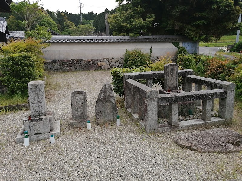 松尾芭蕉墓碑
