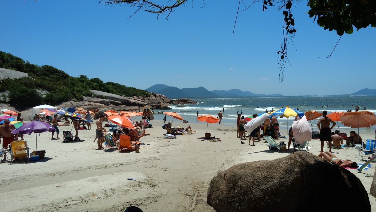 Foto van Barra Strand omringd door bergen