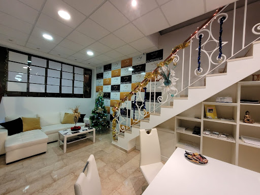 Century 21 Plus. Inmobiliaria. Compra venta de viv - Av. Ricardo Soriano, 54, Local 1, 29602 Marbella, Málaga