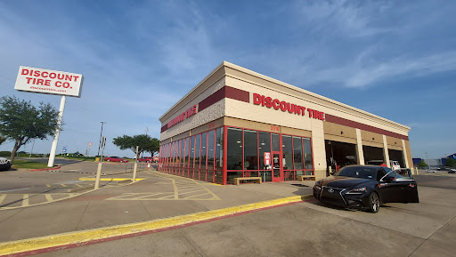 Tire Shop «Discount Tire Store - Irving, TX», reviews and photos, 3516 W Airport Fwy, Irving, TX 75062, USA