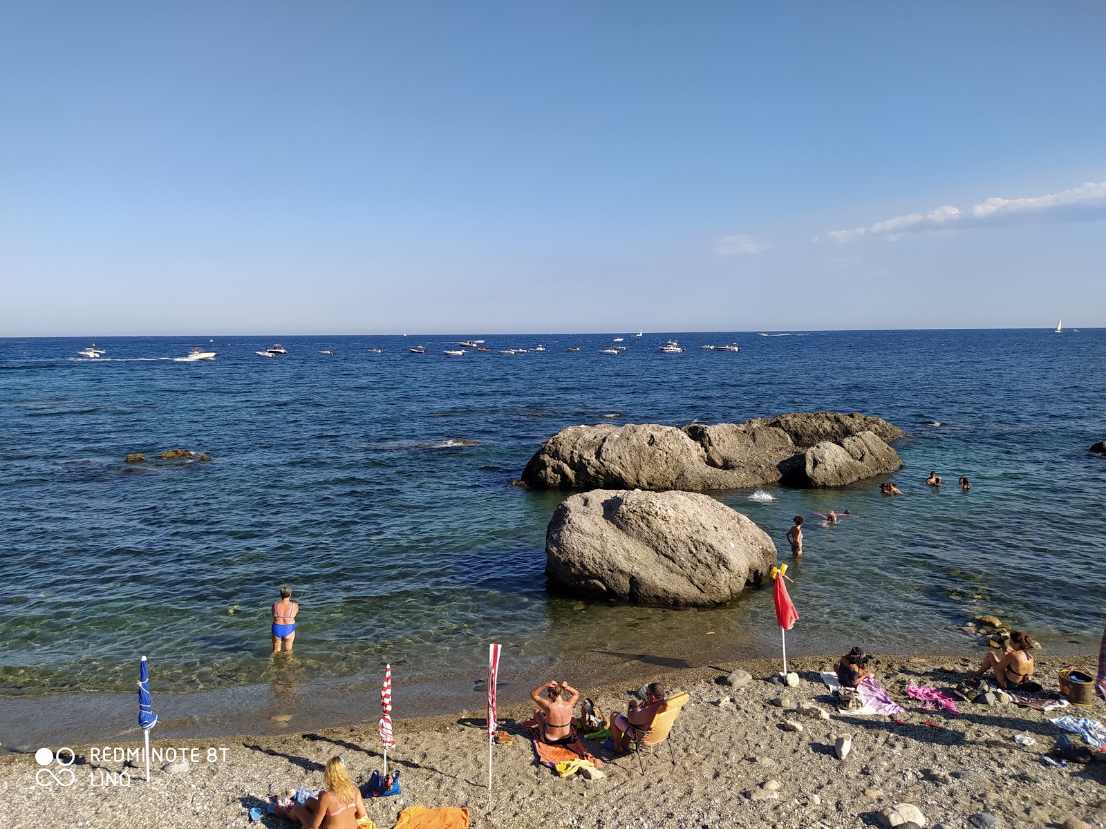 Spiaggia Giardini Naxos'in fotoğrafı - rahatlamayı sevenler arasında popüler bir yer