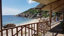 Cam Beach'in fotoğrafı dağlarla çevrili