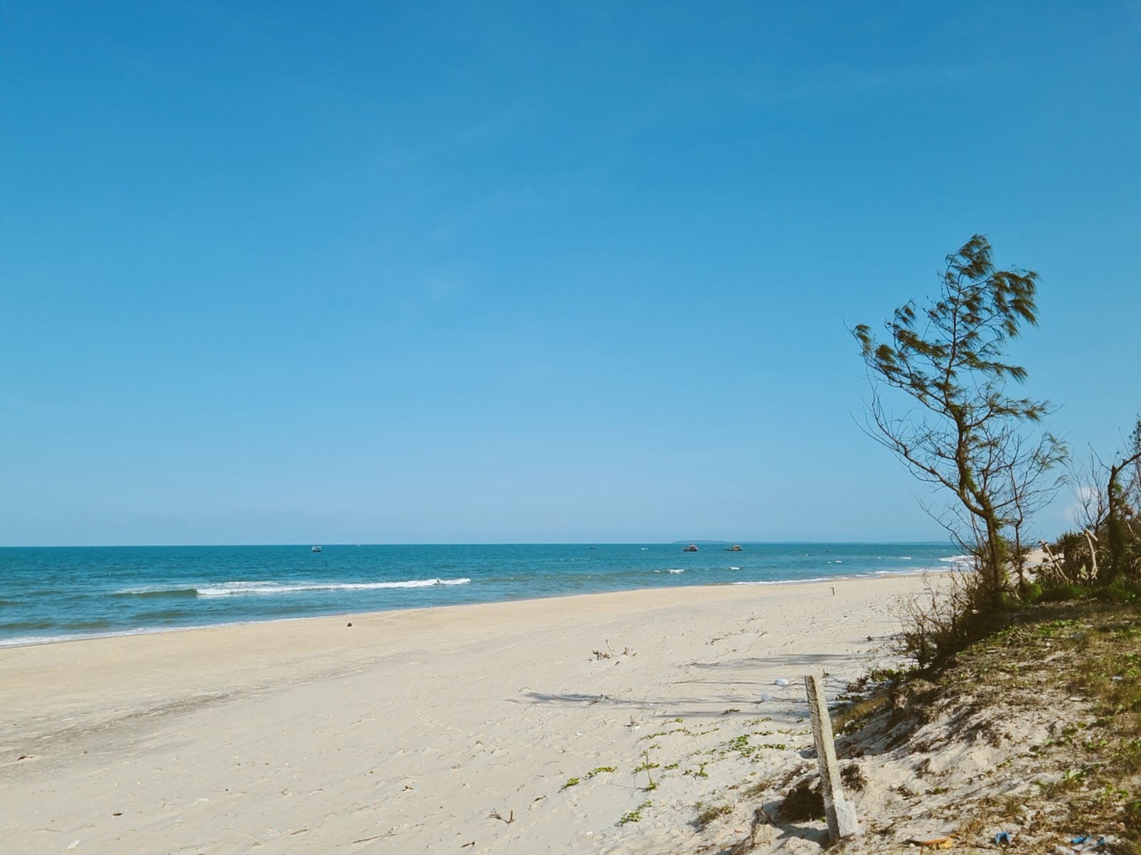 Foto von Tam Tien Beach mit langer gerader strand