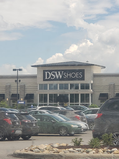 Shoe Store «DSW Designer Shoe Warehouse», reviews and photos, 4039 Richmond Rd, Warrensville Heights, OH 44122, USA