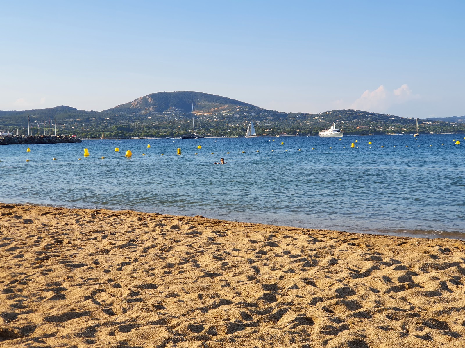 Zdjęcie Plaża Marina Cogolin z powierzchnią turkusowa czysta woda