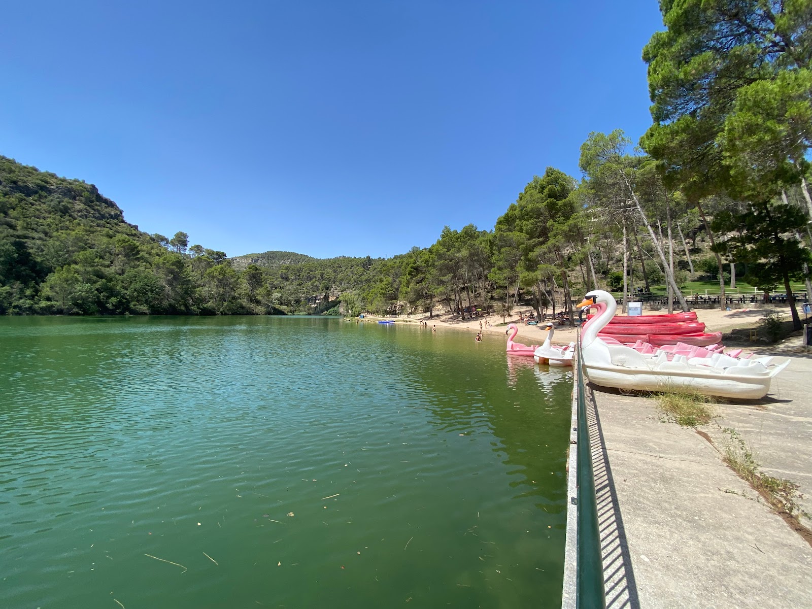 Fotografija Plaža Bolarque in naselje