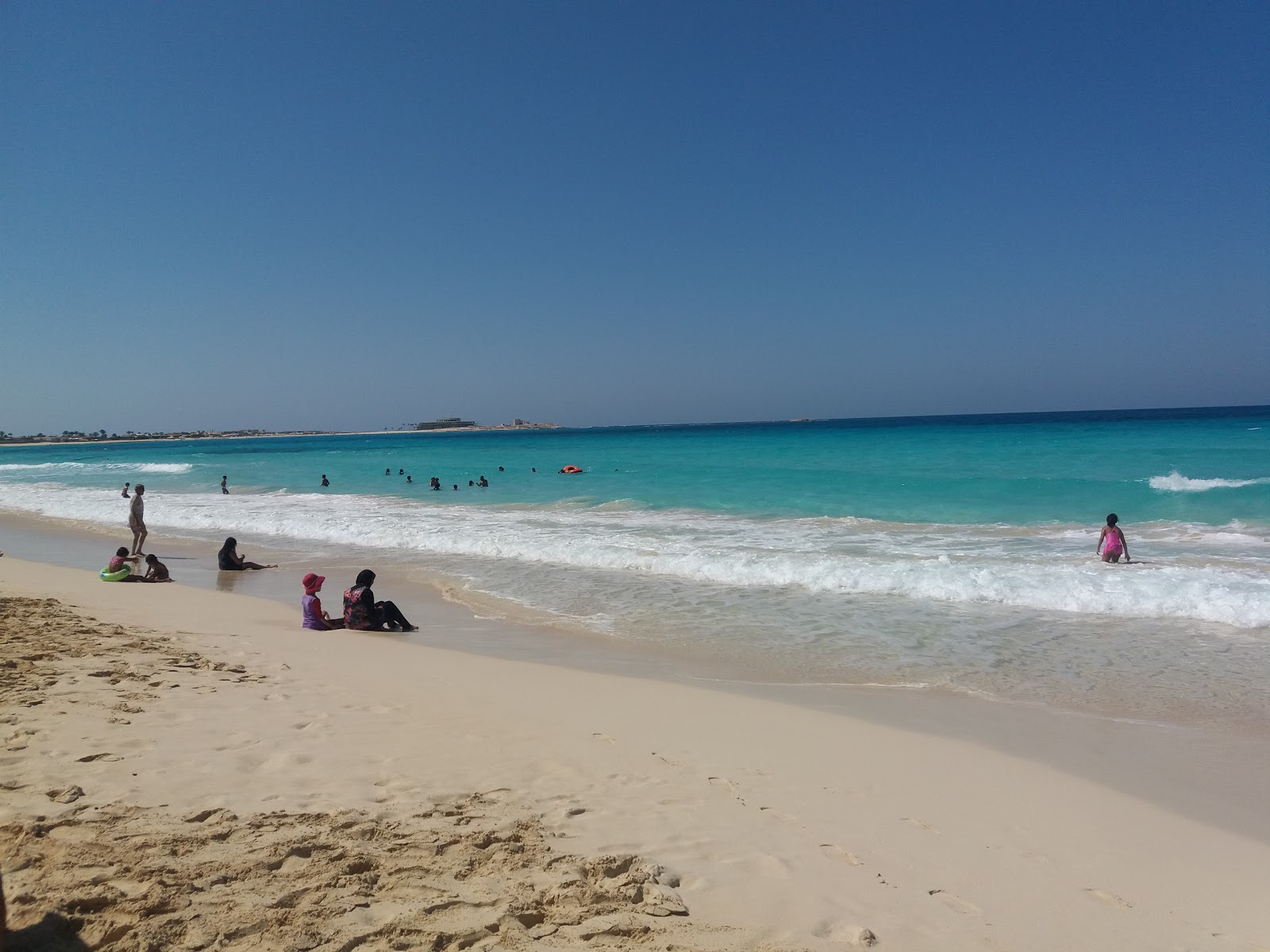 Foto av Santa Monika Beach med turkos rent vatten yta