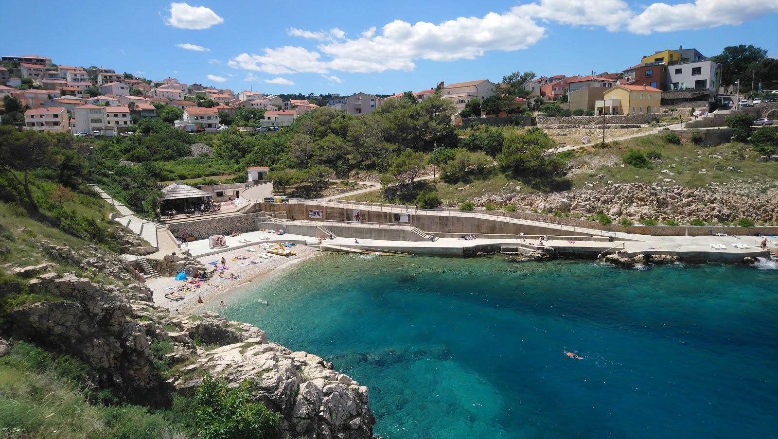 Foto de Vrbnik beach con arena beige y guijarros superficie