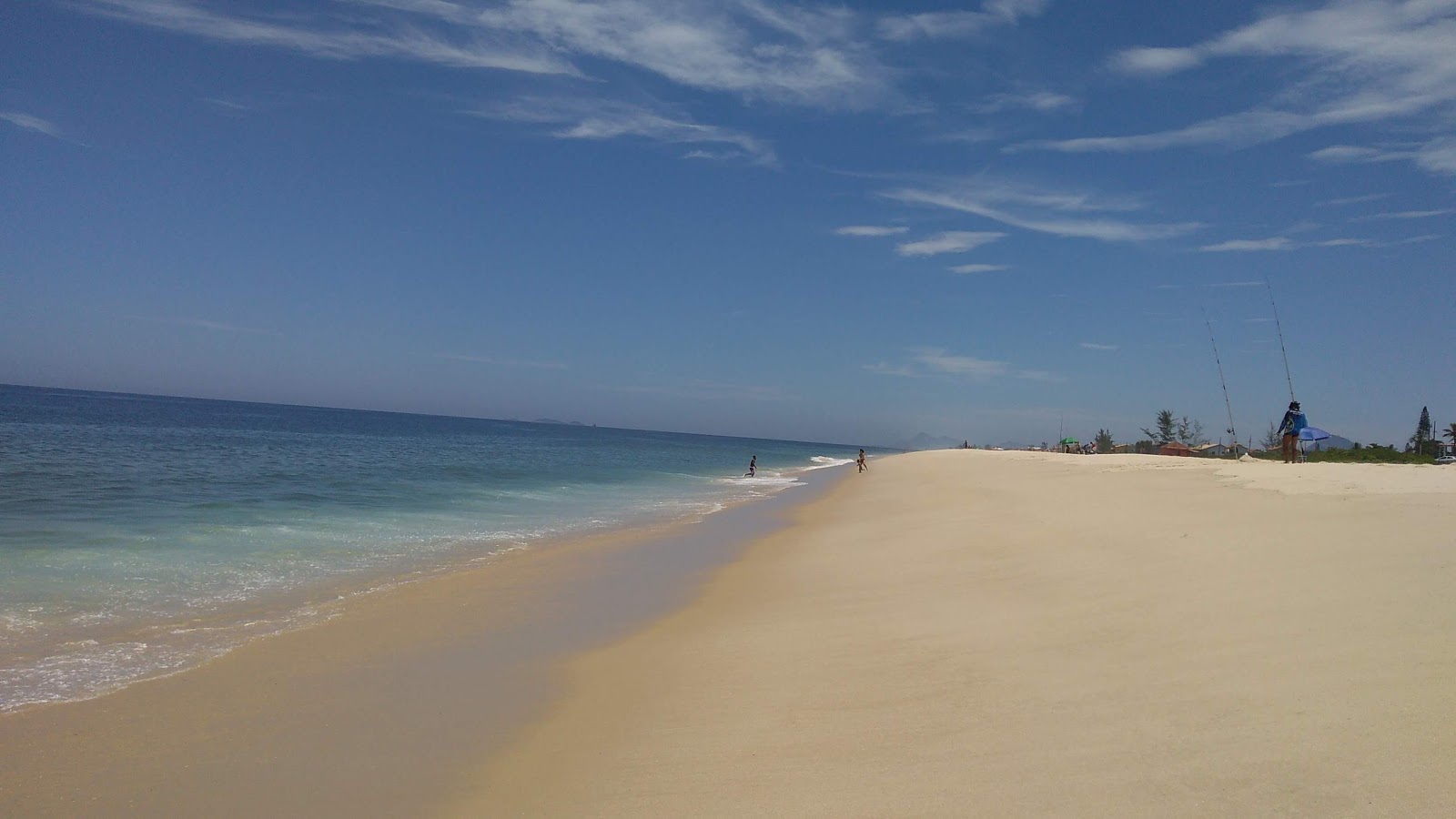 Foto van Praia da Barra em Marica en de nederzetting