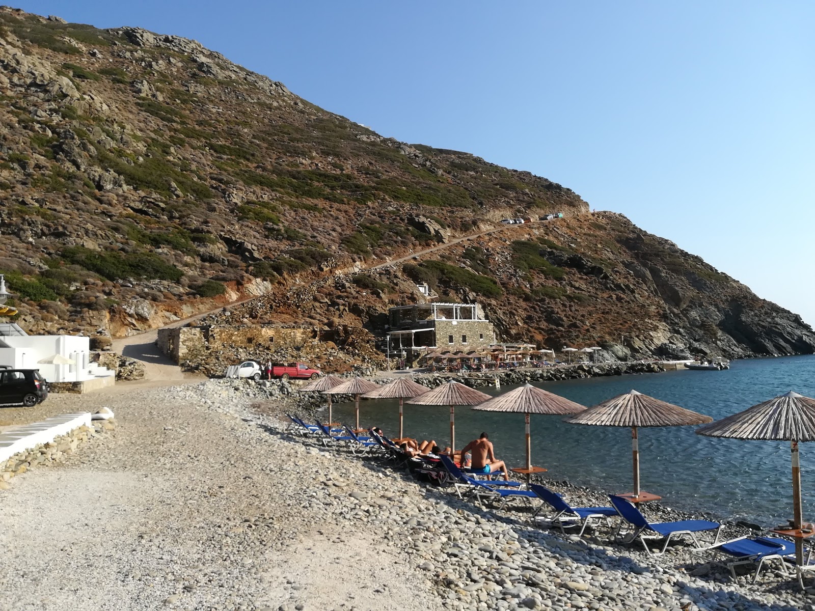 Foto de Vroulidia beach com alto nível de limpeza