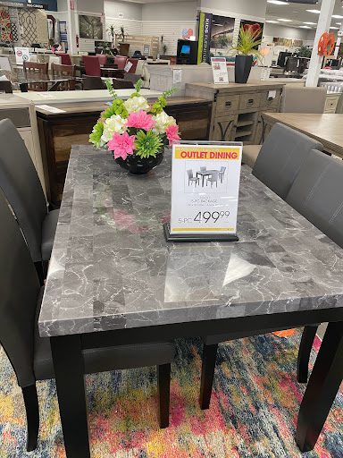 Outlet Store «Rooms To Go Outlet Furniture Store - Clearwater», reviews and photos, 21411 US-19, Clearwater, FL 33759, USA