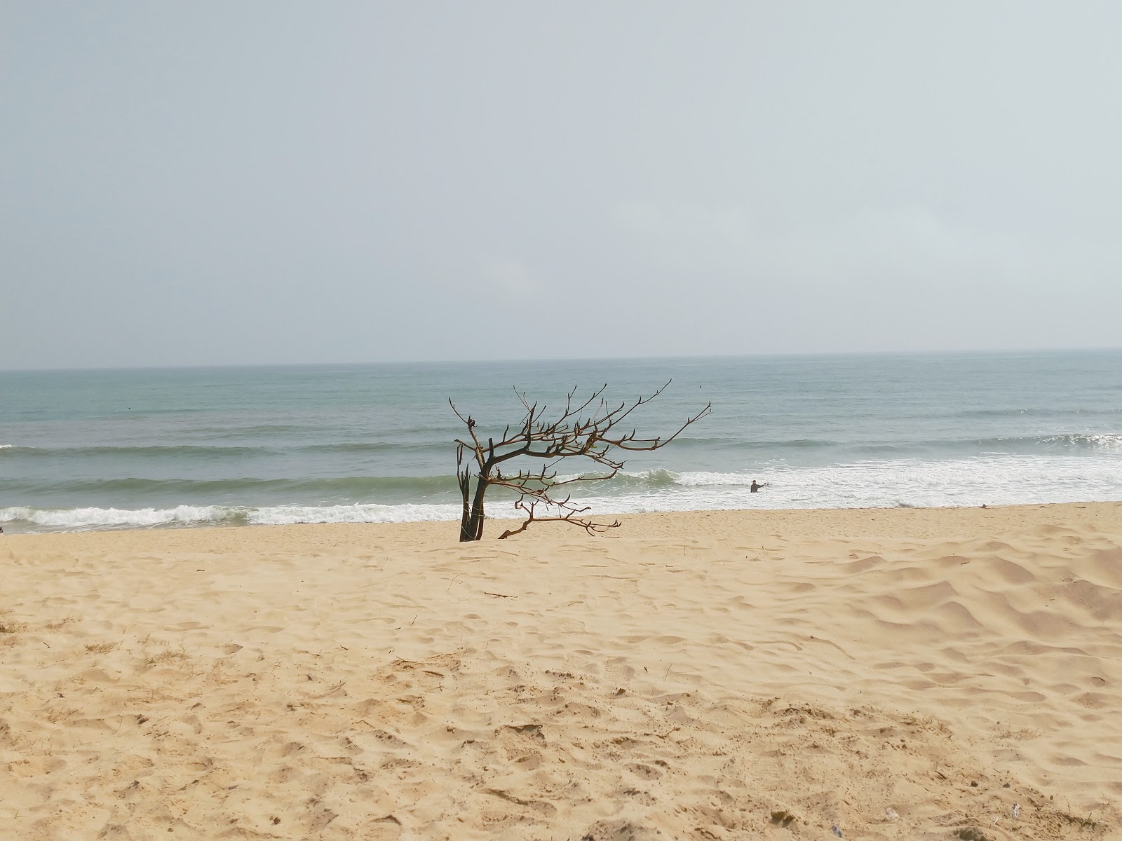 Foto van Quang Tho Beach met recht en lang