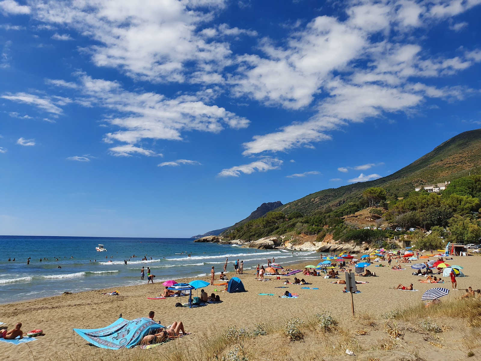 Fotografie cu Farinole beach cu o suprafață de nisip strălucitor