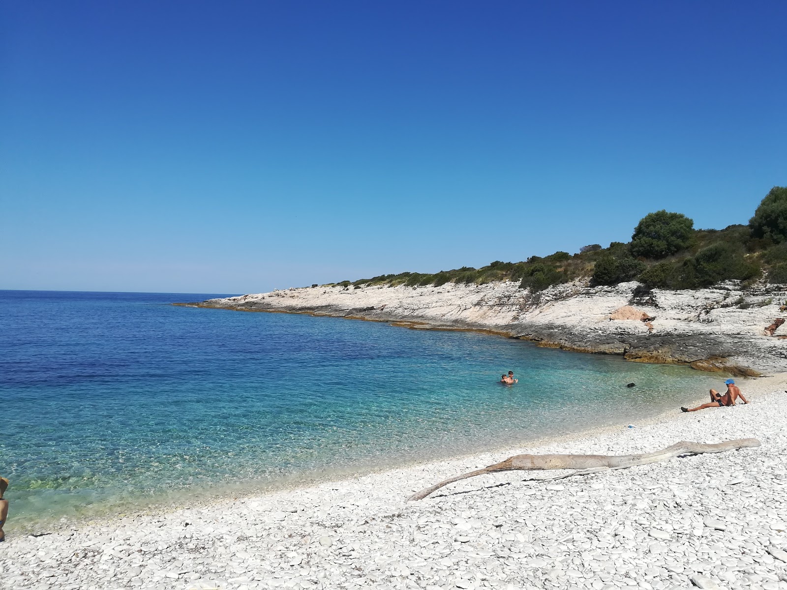 Prasna beach'in fotoğrafı beyaz çakıl taş yüzey ile