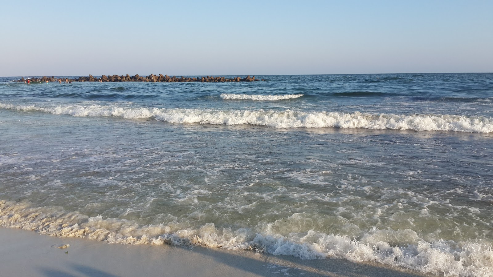 Foto van El Nakheel Free Beach met hoog niveau van netheid