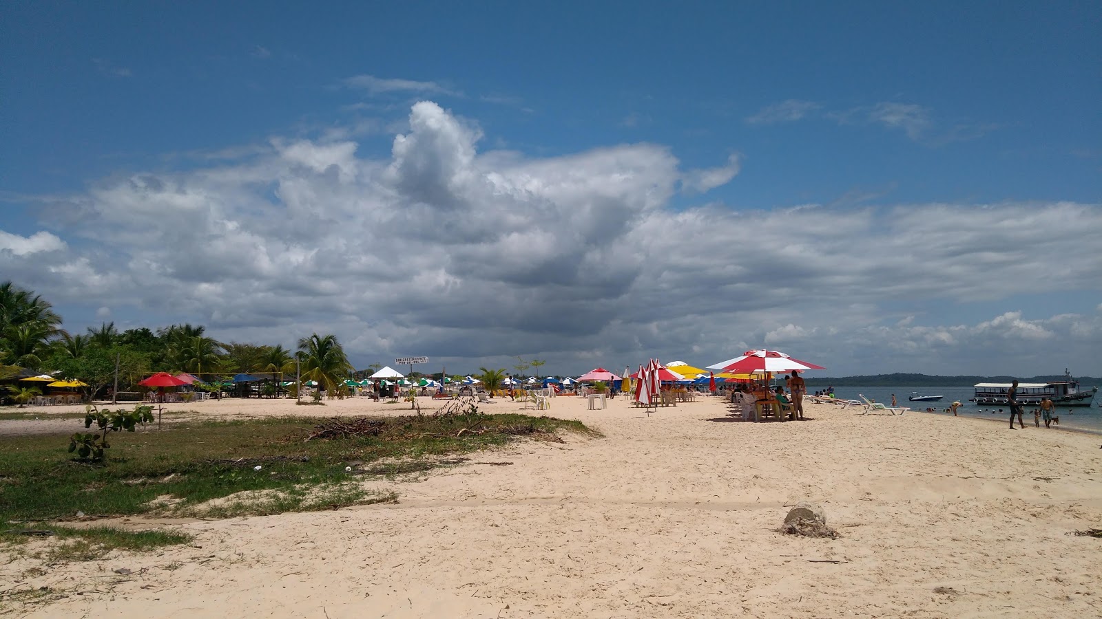 Φωτογραφία του Praia linda περιτριγυρισμένο από βουνά