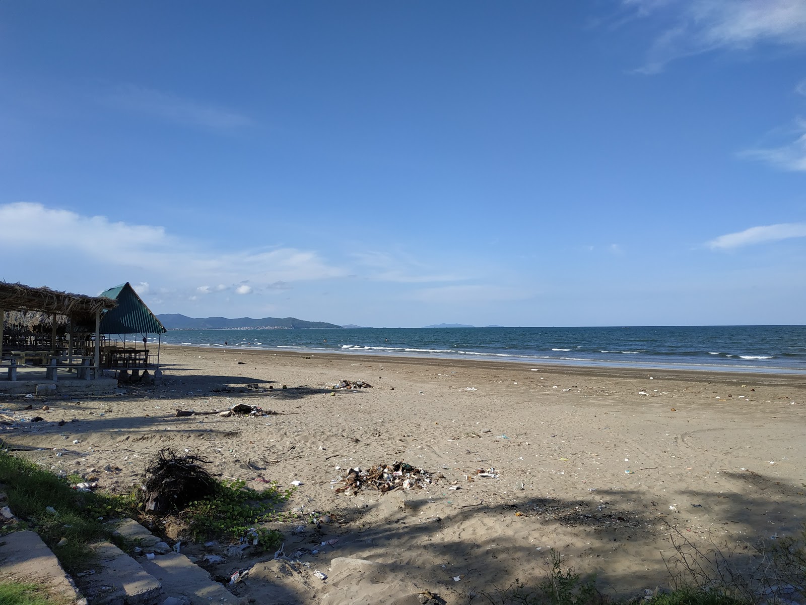 Foto di Quynh Bang Beach con una superficie del sabbia beige