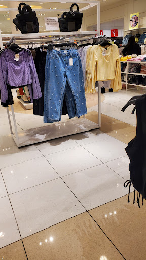 Clothing Store «F21 XXI», reviews and photos, 2800 N Main St #201, Santa Ana, CA 92705, USA