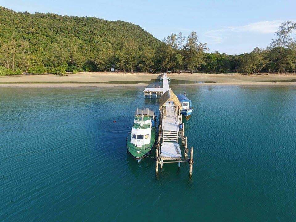 Foto von Panha camping beach mit türkisfarbenes wasser Oberfläche