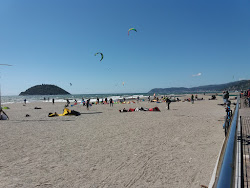 Photo de Albenga Beach protégé par des falaises