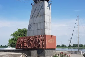 Monument to the First Shipmen image