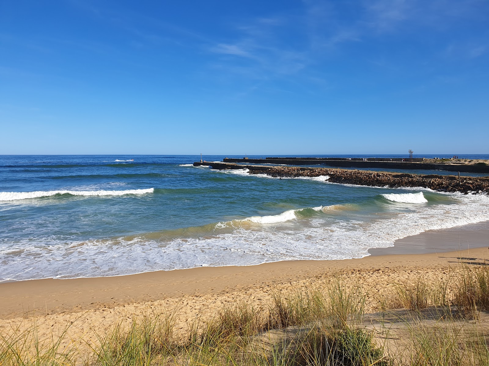 Foto de East beach con arena beige superficie