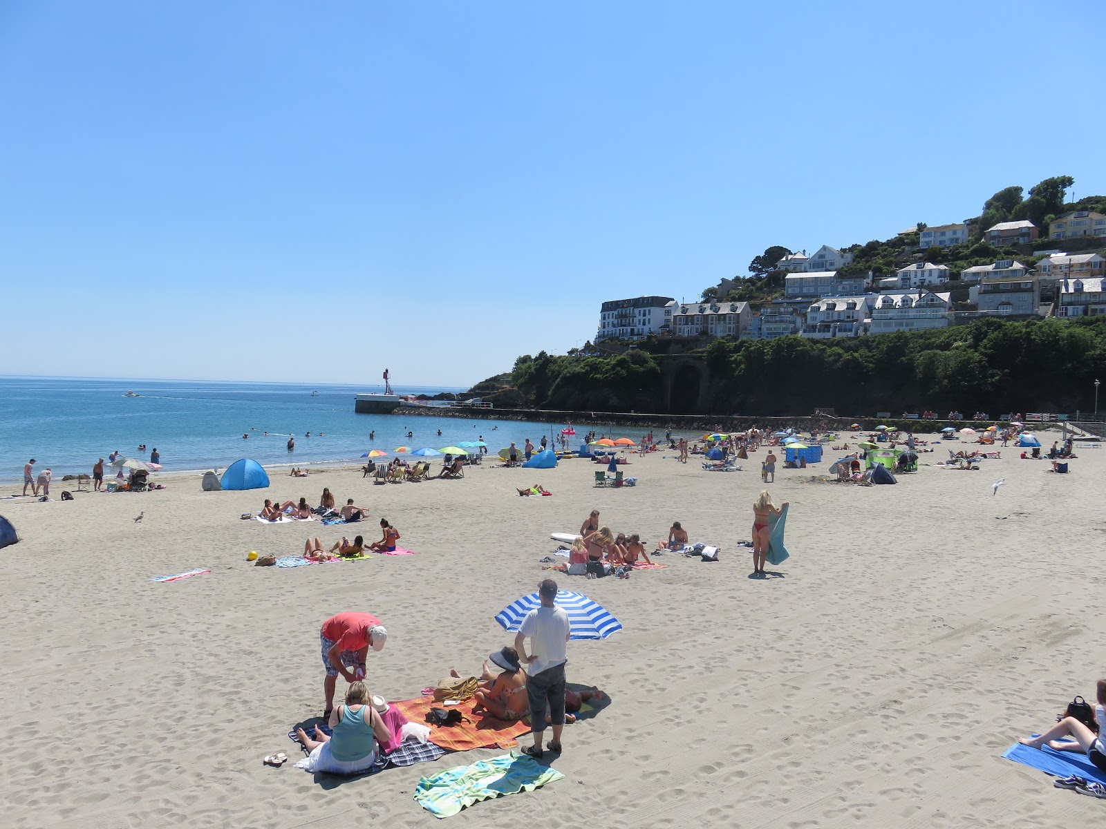 Fotografija Looe plaža z turkizna čista voda površino