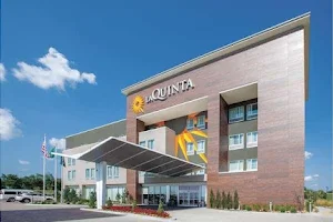 La Quinta Inn & Suites by Wyndham Tulsa Broken Arrow image