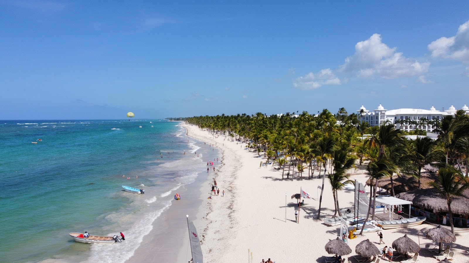 Foto de Praia de Arena Gorda com linha costeira longa e reta