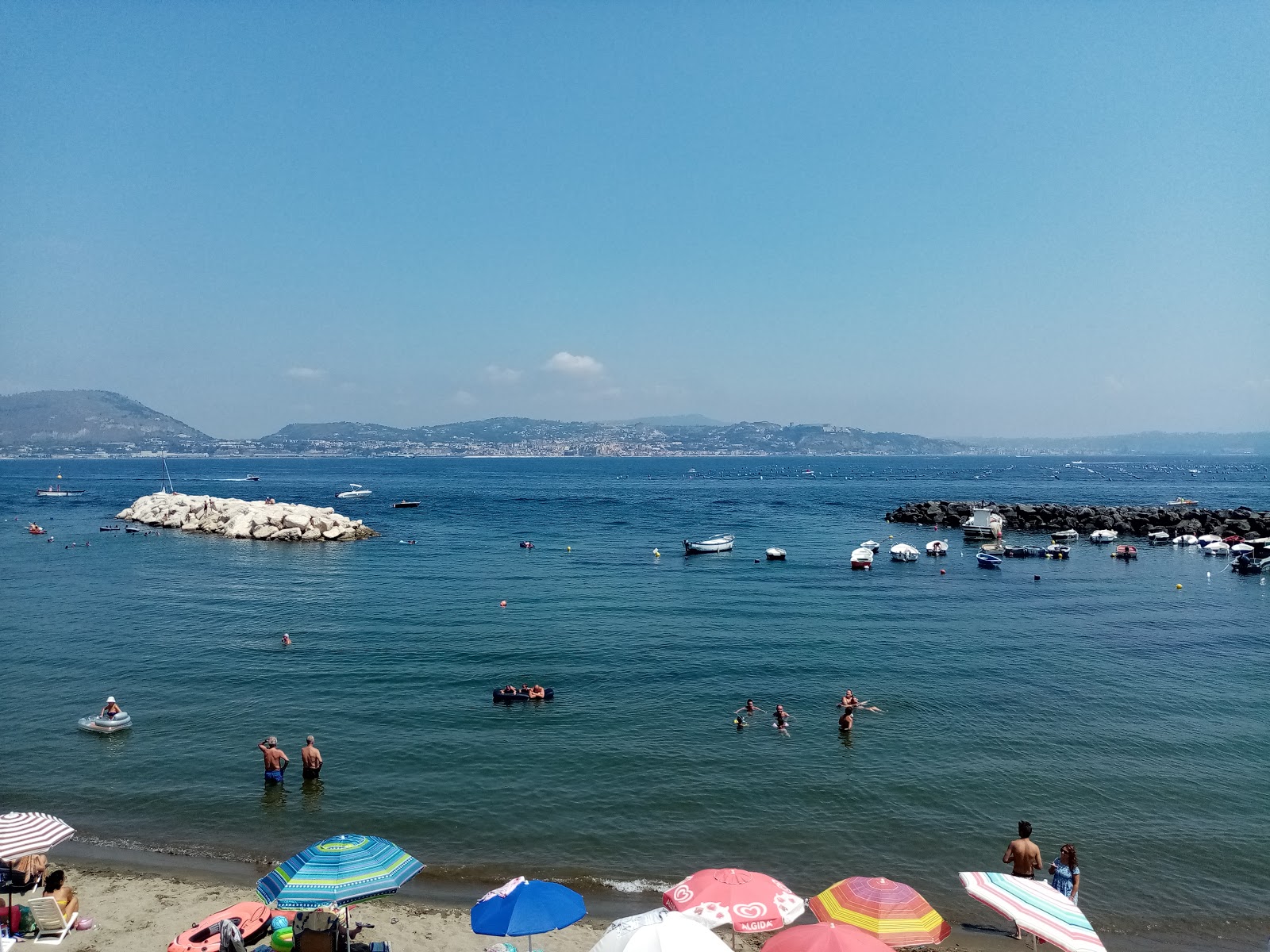 Foto van Spiaggia dello Schiacchetello met kleine baai