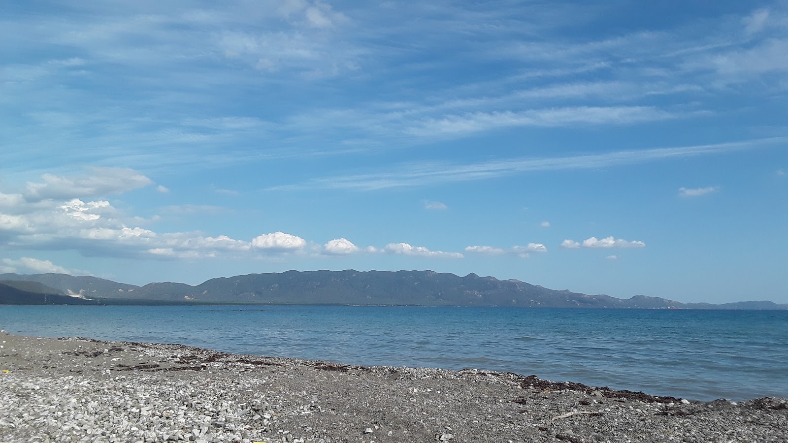 Caracoles beach的照片 带有灰色细卵石表面