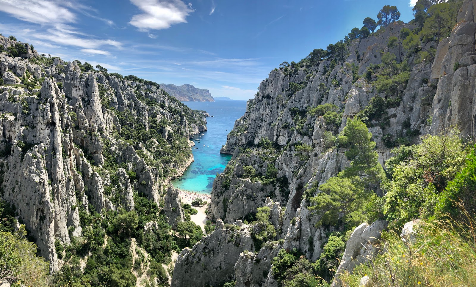 Fotografie cu Plaja Calanque d'En-Vau înconjurat de munți