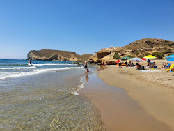 Fotografie cu Playa de la Higuerica cu nivelul de curățenie înalt