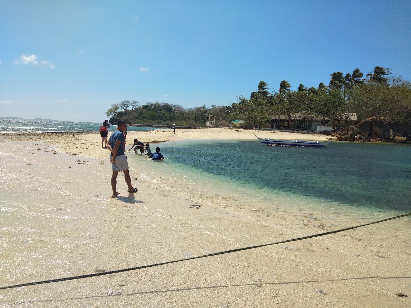 Foto von Aslom Island Beach und die siedlung