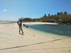 Foto von Aslom Island Beach und die siedlung
