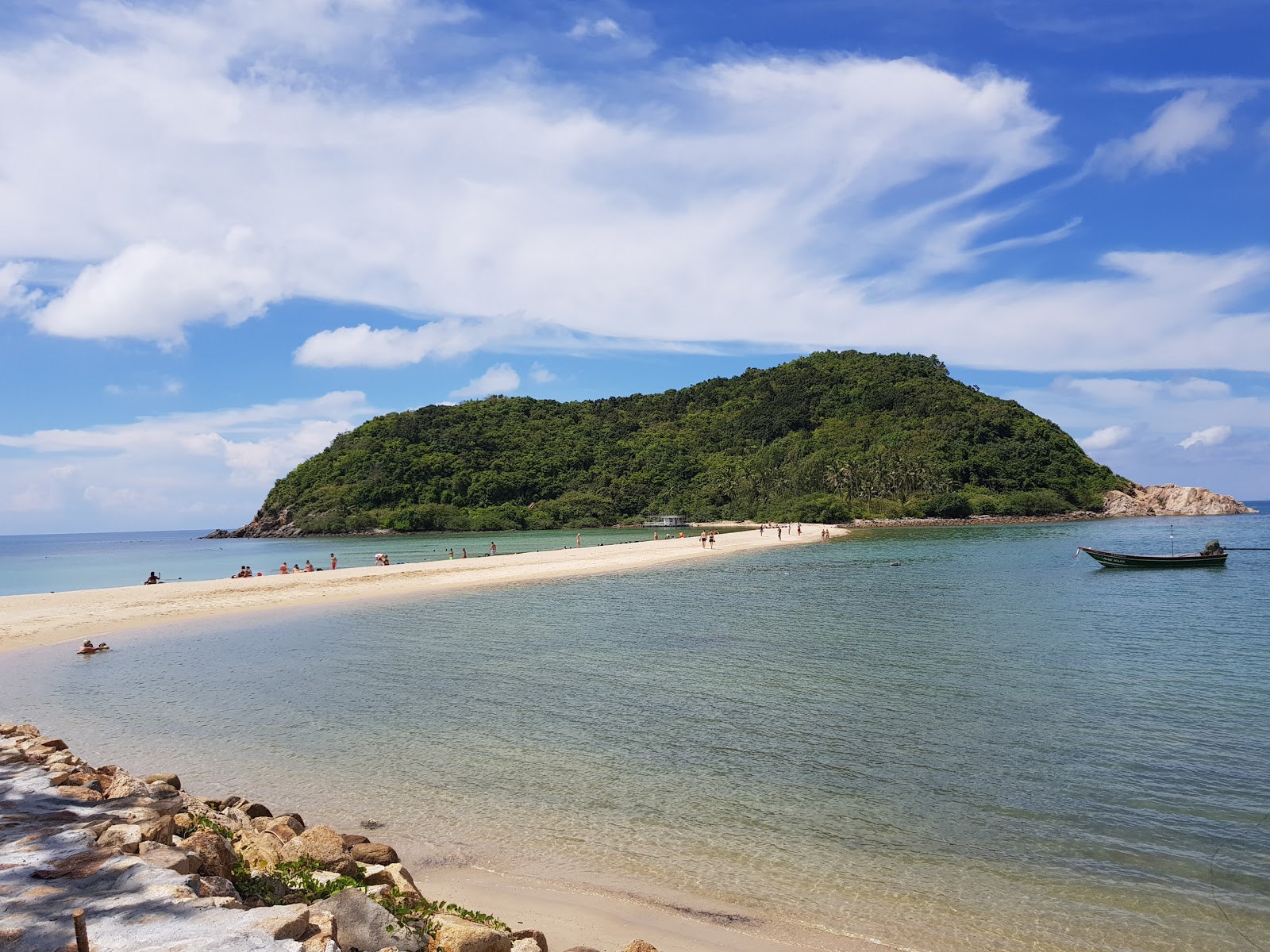 Mae Haad Beach'in fotoğrafı - rahatlamayı sevenler arasında popüler bir yer