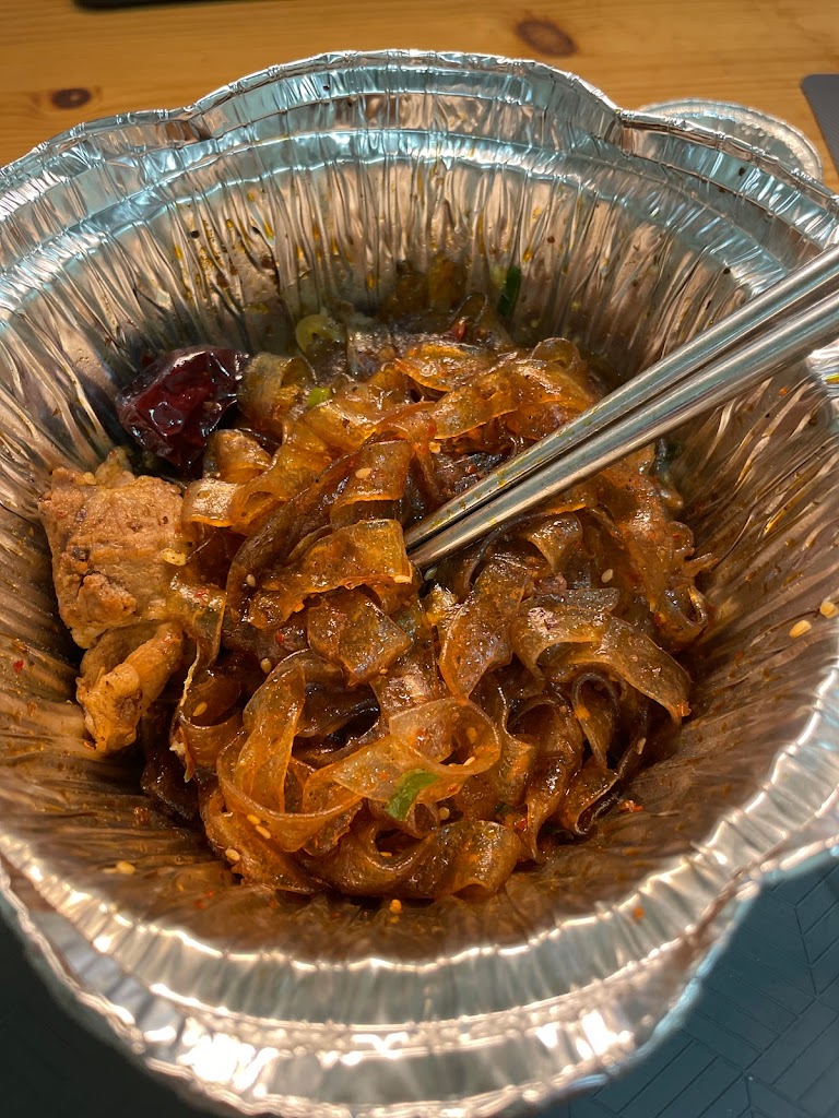 雲饕廚房 【台中一中店】煲仔飯/麻辣干鍋/牛肉麵-北區必吃煲仔飯|港式飲品|必吃港式料理|必吃牛肉麵|乾式麻辣火鍋|必吃美食 的照片