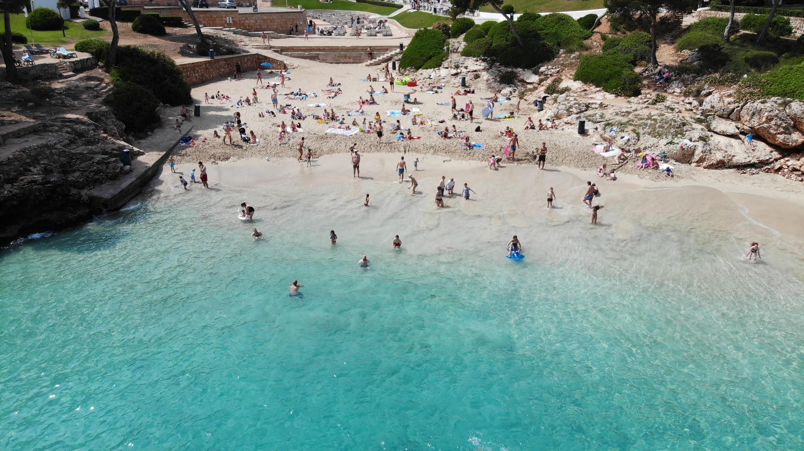 Foto von Strand Cala Esmeralda mit feiner beiger sand Oberfläche